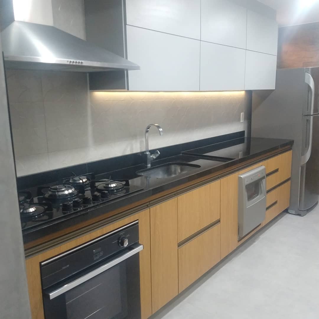 ideias de bancada de cozinha com vidro para espaços pequenos