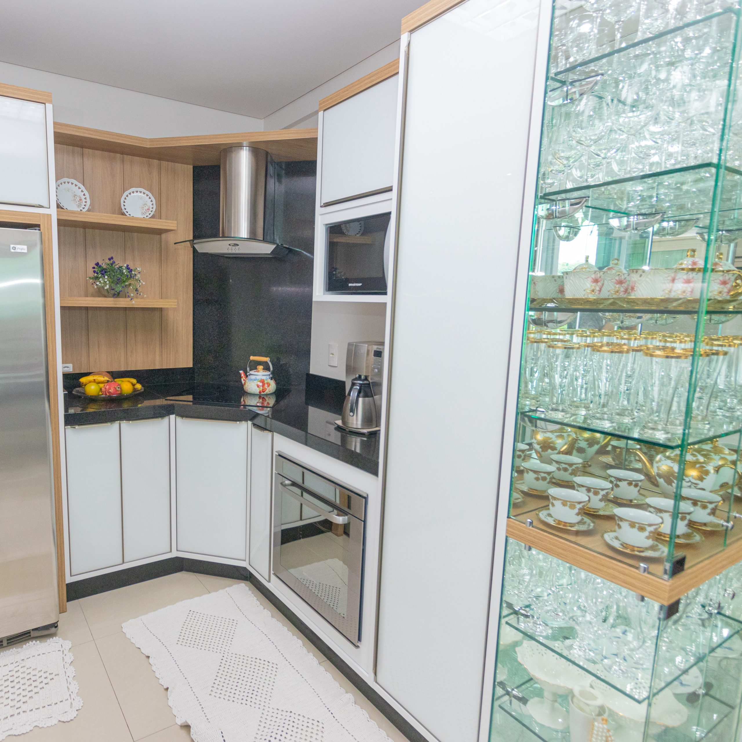 ideias de bancada de cozinha com vidro para espaços pequenos