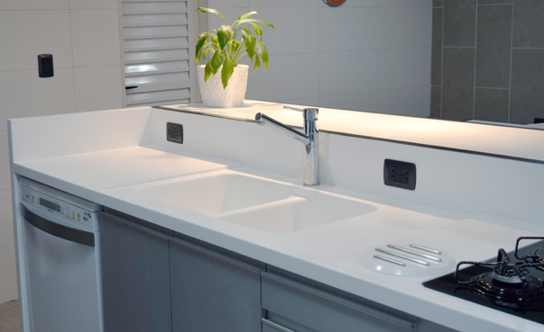 como limpar bancada de corian branca