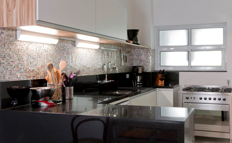 Design de Cozinhas: Como Integrar o Granito Preto Absoluto na Decoração Moderna