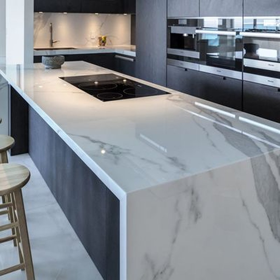 bancada de cozinha de porcelanato branco