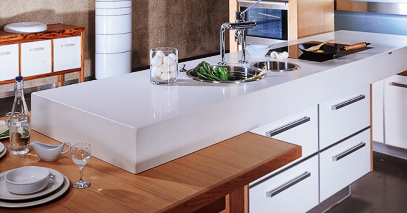 Silestone vs. Caesarstone: Qual a Melhor Bancada de Quartzo Branco para Você?