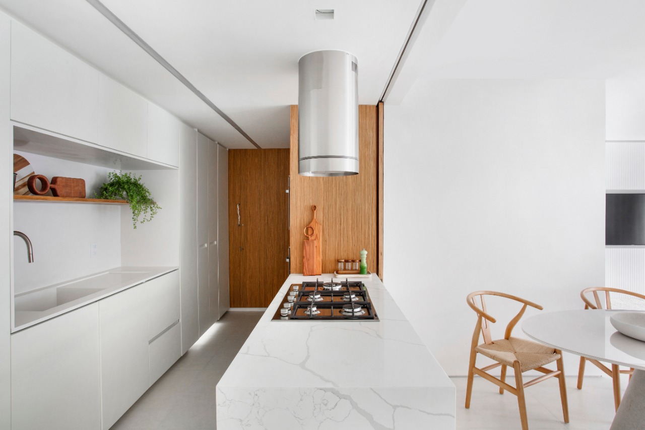 Silestone vs. Caesarstone: Qual a Melhor Bancada de Quartzo Branco para Você?