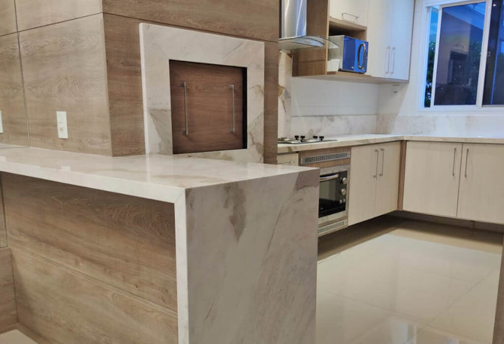 Guia Completo: Quartzo Branco na Cozinha - Vantagens, Desvantagens e Cuidados Essenciais