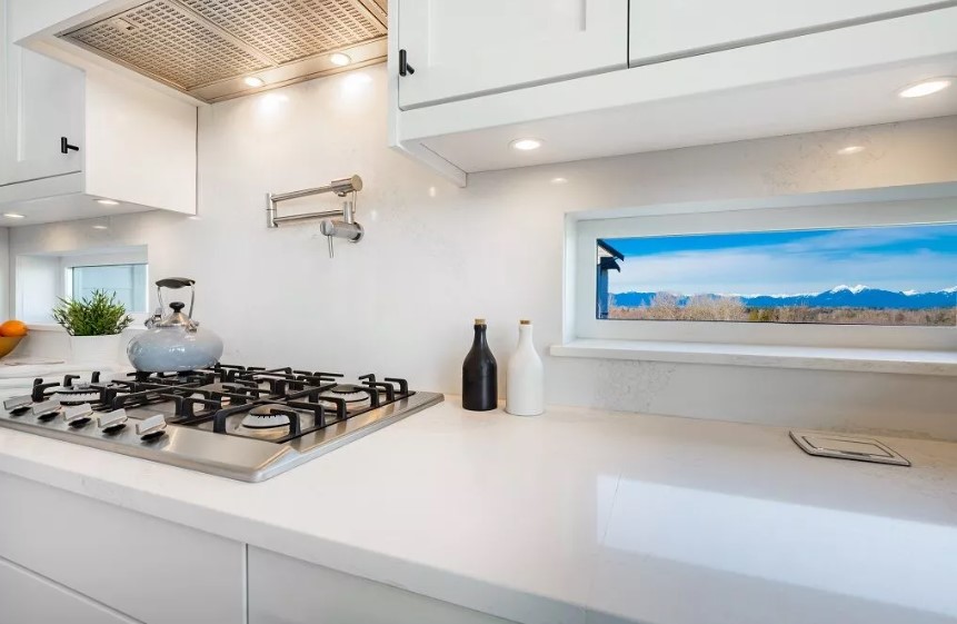 Quartzo Branco vs. Granito e Quartzito: Qual a Melhor Bancada para Sua Cozinha?