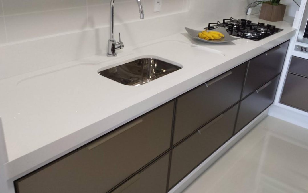Quartzo Branco vs. Granito e Quartzito: Qual a Melhor Bancada para Sua Cozinha?
