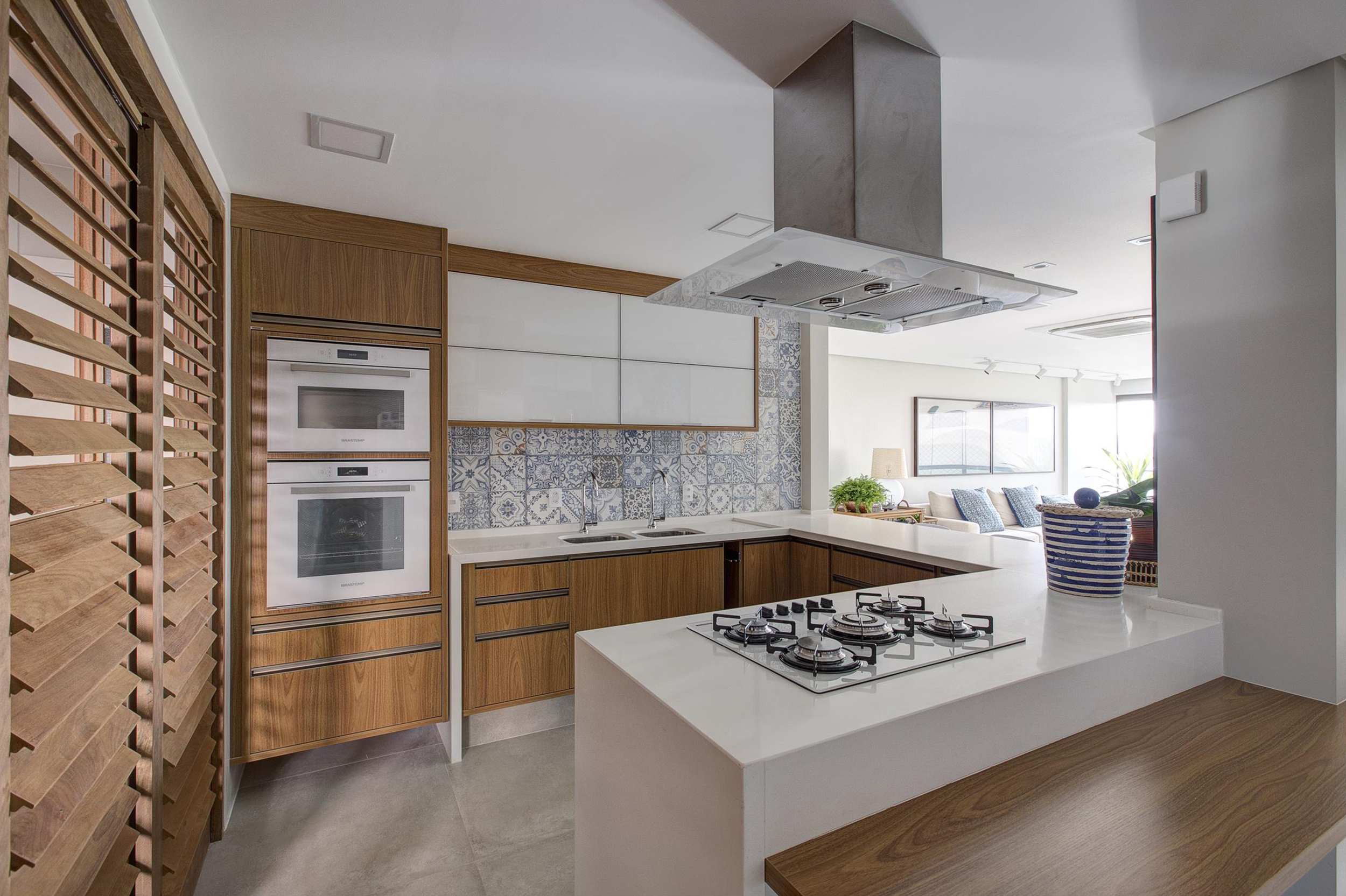 Quartzo Branco vs. Granito e Quartzito: Qual a Melhor Bancada para Sua Cozinha?