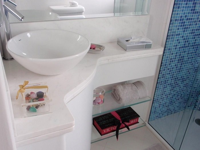 bancada de porcelanato vs granito para banheiro