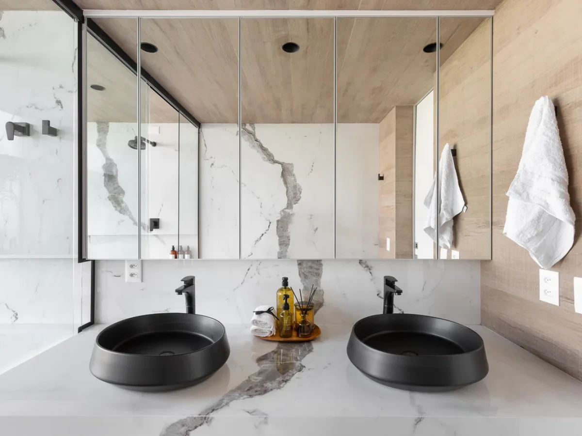 bancada de porcelanato vs granito para banheiro