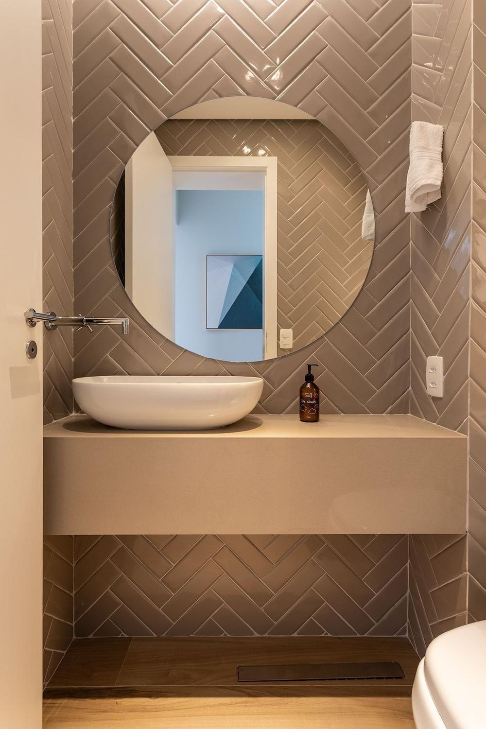 banheiro bege com pastilhas douradas