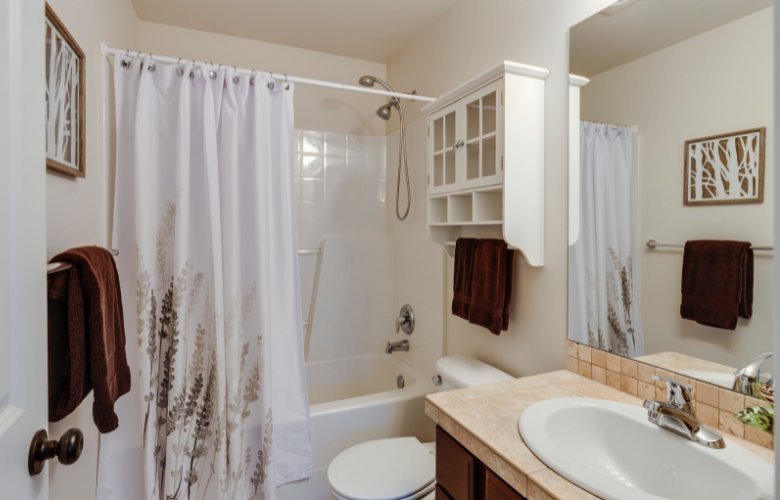 banheiro bege com pastilhas douradas