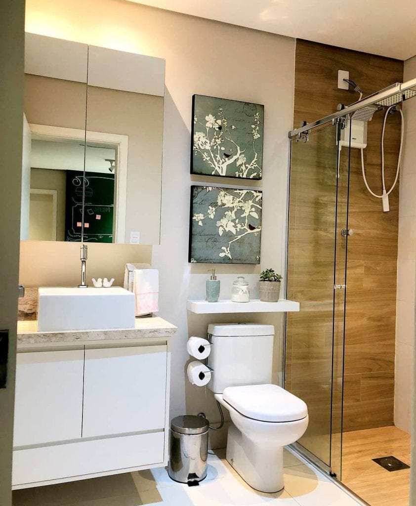 erros comuns banheiro branco madeira