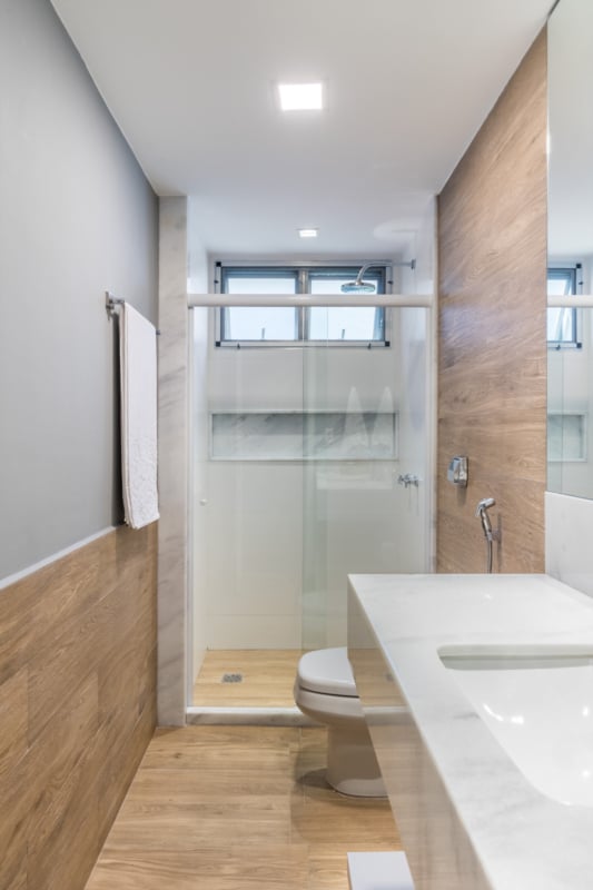 preço reforma banheiro branco madeira