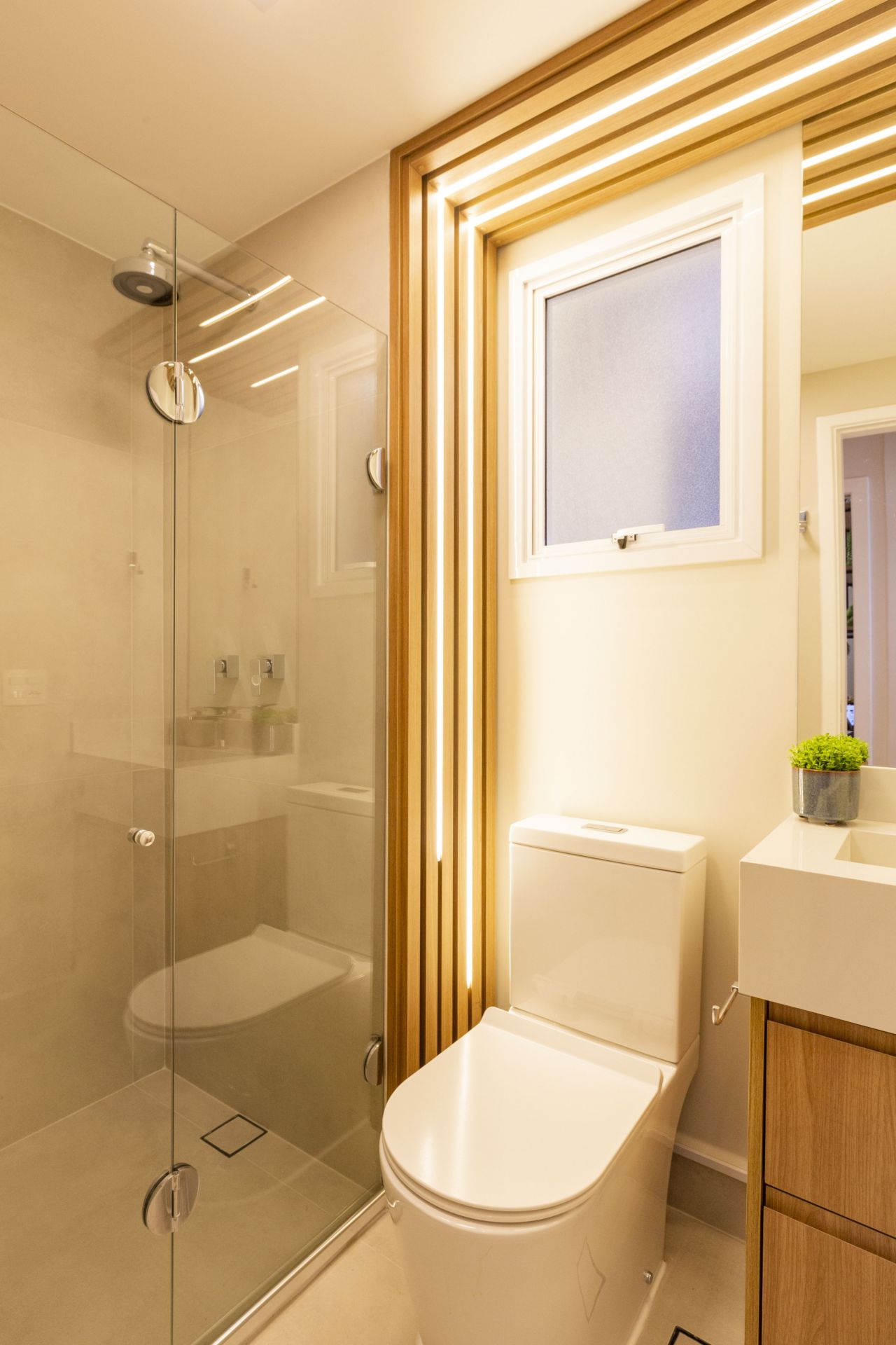 banheiro branco madeira vs cinza