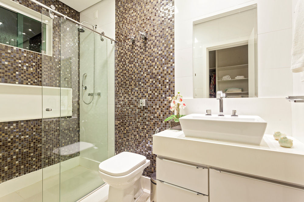 banheiro branco com madeira