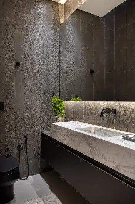 Iluminação para banheiro cinza e preto: destacando texturas e ambientes