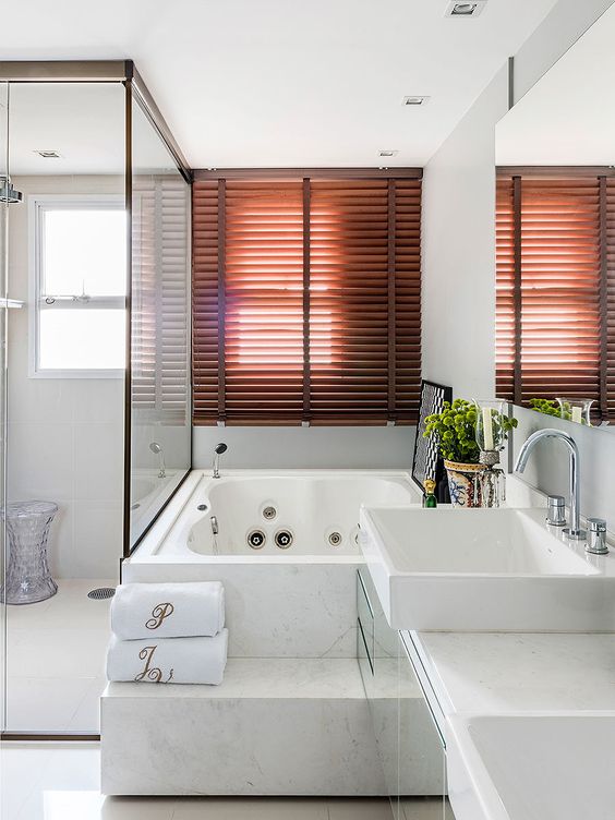 banheiro com banheira pequena