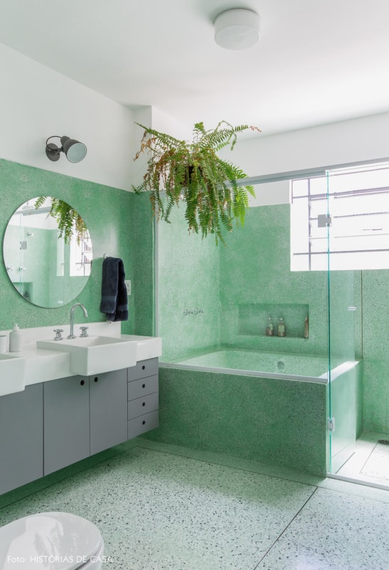 banheiro com banheira pequena