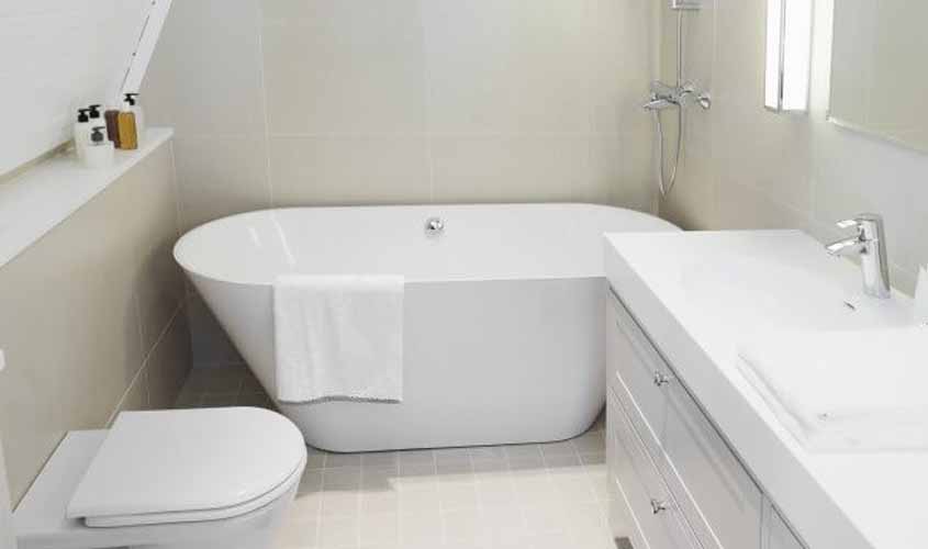 banheiro com banheira pequena