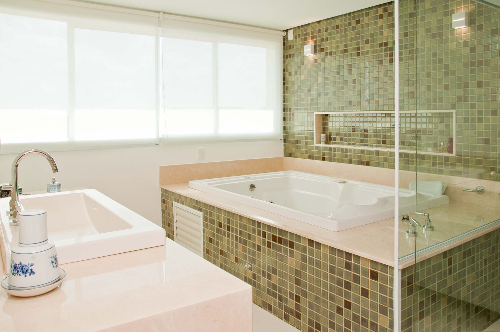 banheiro com banheira pequena