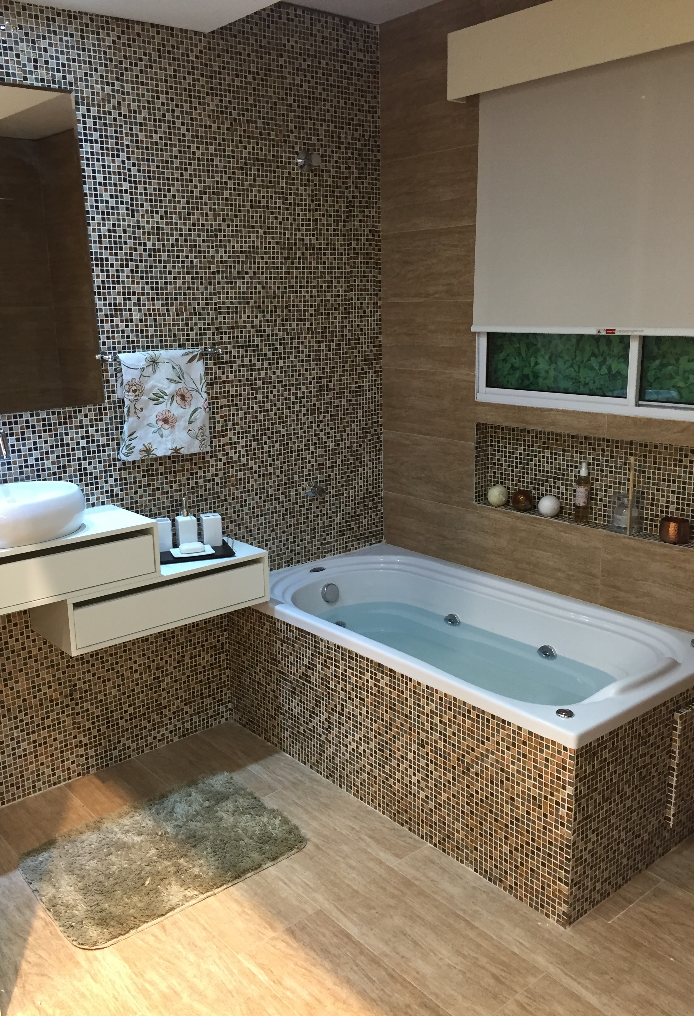 banheiro com banheira pequena