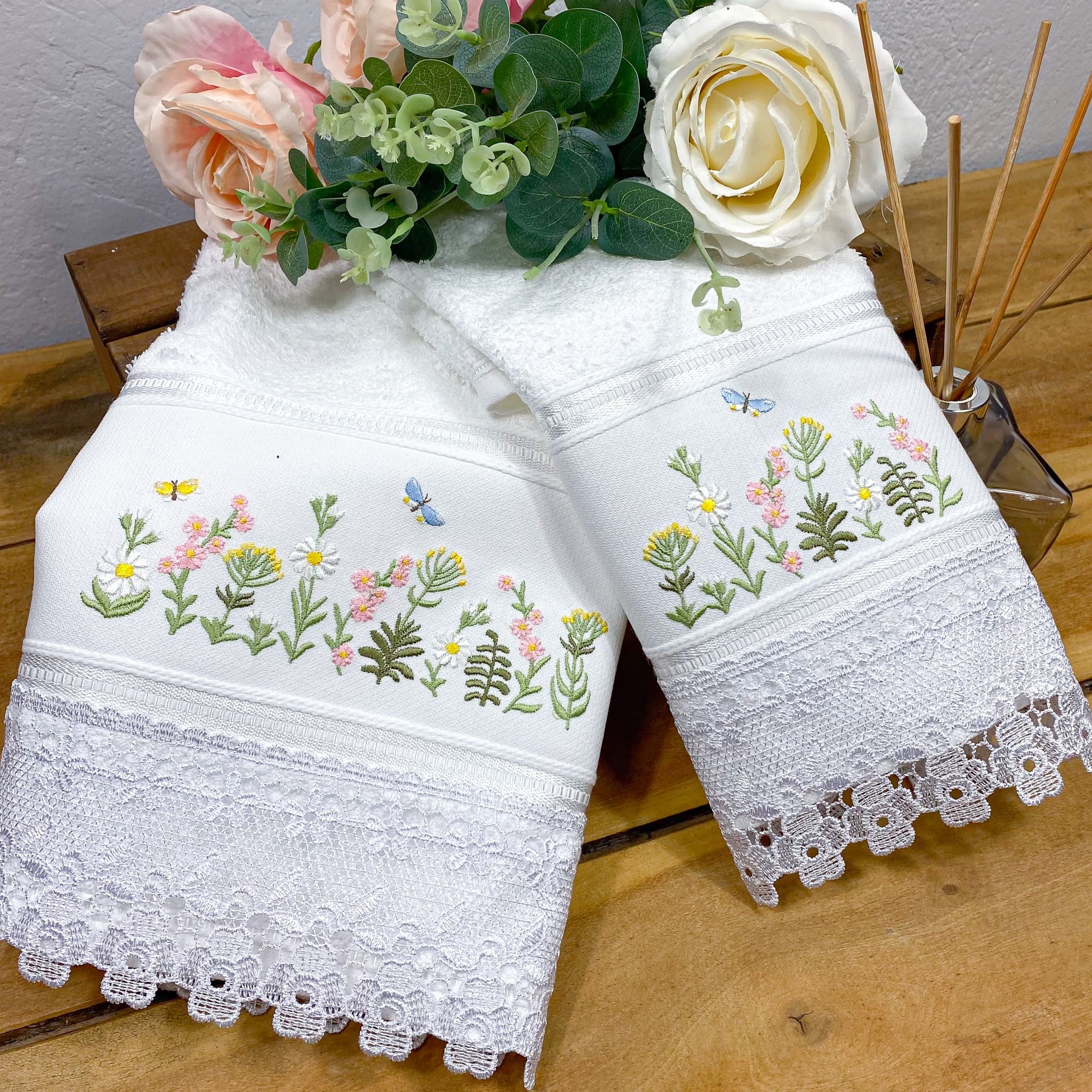 banheiro com decoracao de borboletas