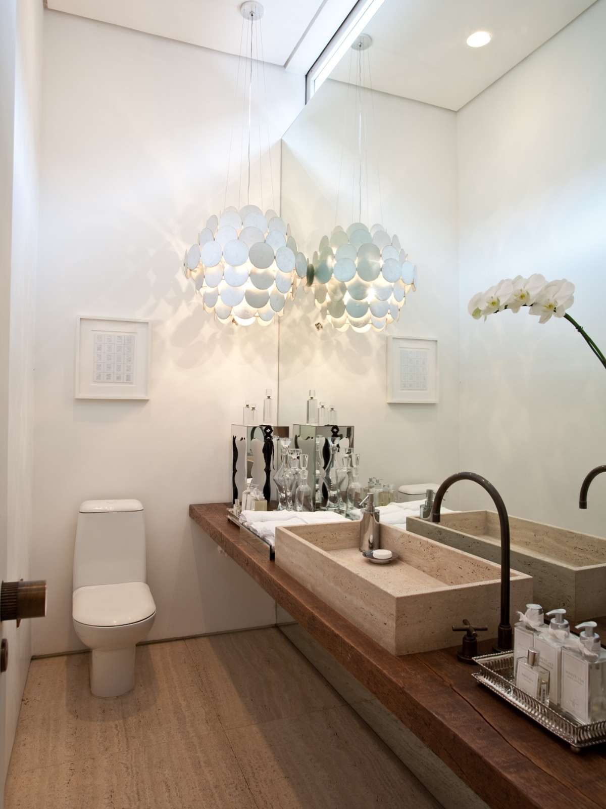 banheiro com decoracao futurista