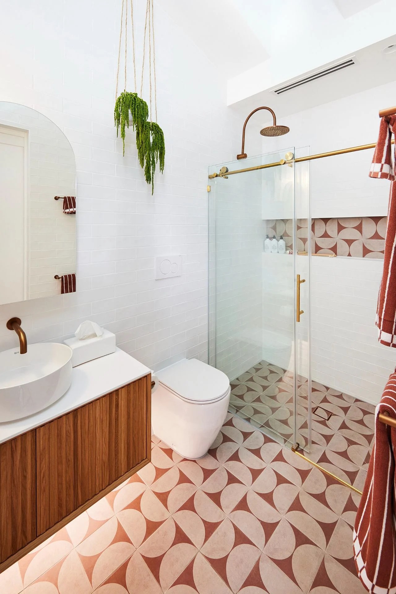 microcimento ou pedra natural para banheiro futurista