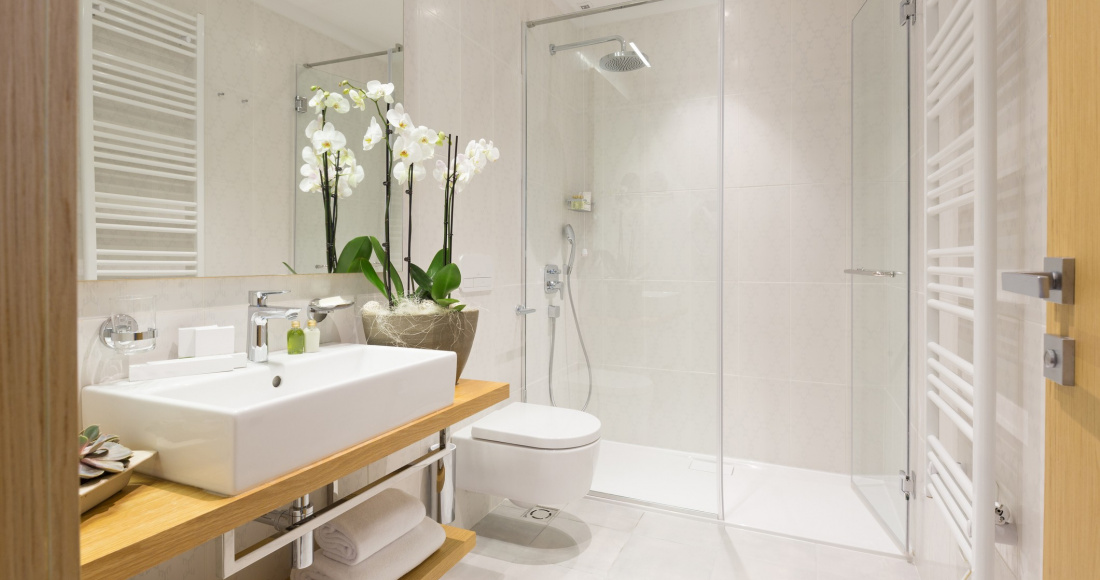 erros comuns decoração banheiro monocromático