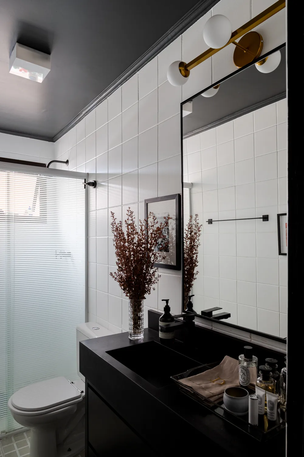 banheiro monocromático vs colorido qual escolher