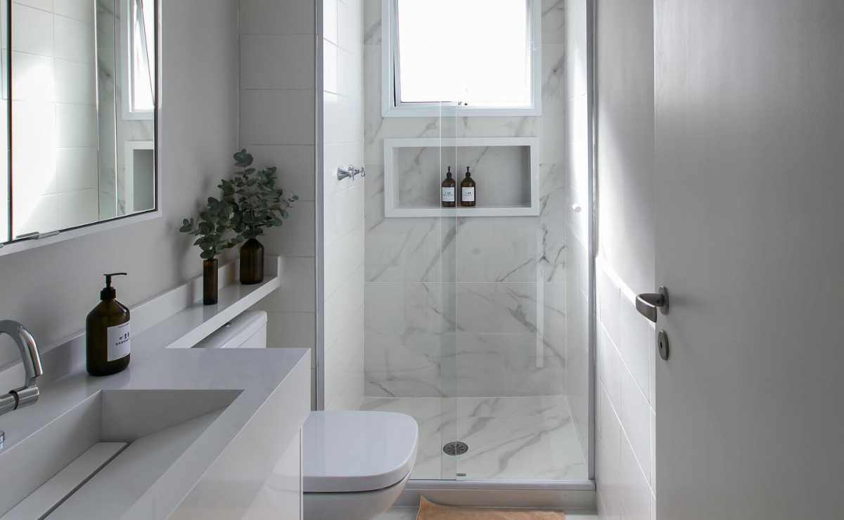 banheiro monocromático vs colorido qual escolher