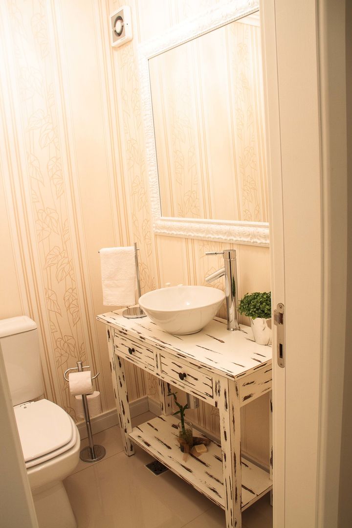 como aplicar papel de parede floral em banheiro provençal