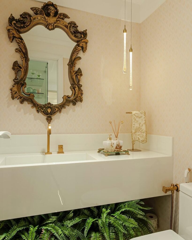 como aplicar papel de parede floral em banheiro provençal