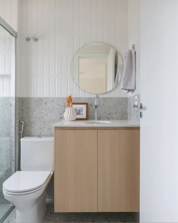 banheiro com meia parede pintada