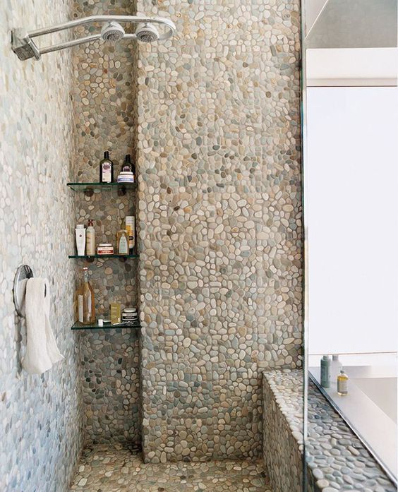 banheiro com pedras naturais no box