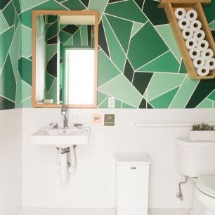 Cores que Transformam: Amplie Seu Banheiro Pequeno com Pintura Geométrica