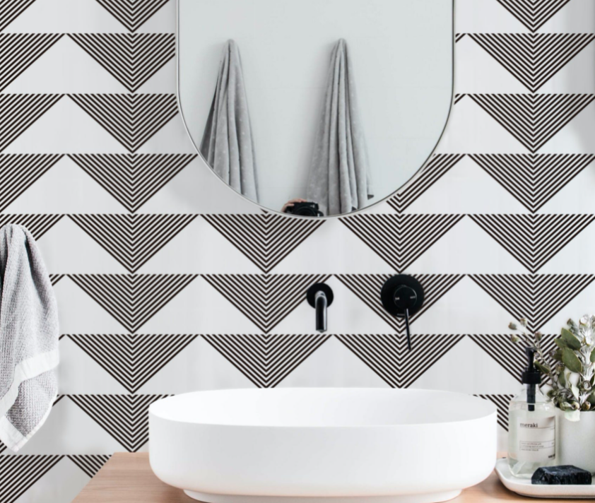 Vinil Autoadesivo vs. Tinta: Qual a Melhor Opção para Azulejos Geométricos?