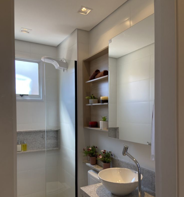 Cores que Transformam: Amplie Seu Banheiro Pequeno com Pintura Geométrica