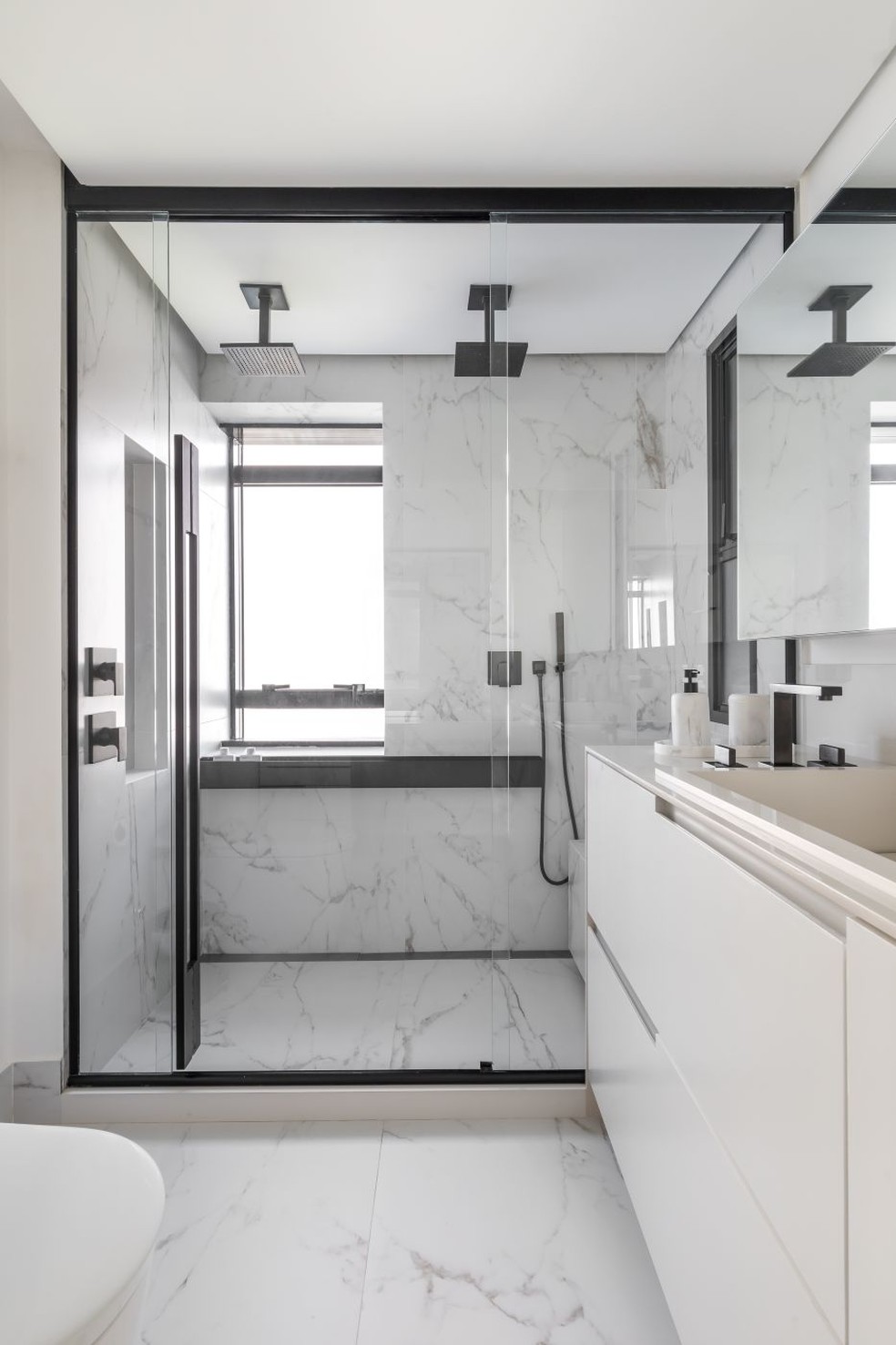 banheiro com porcelanato marmorizado