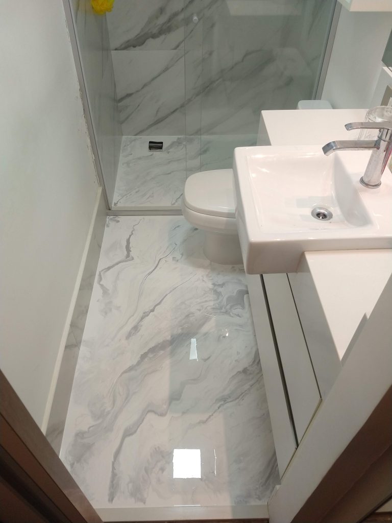 Como Combinar Porcelanato Marmorizado com Madeira e Metais no Banheiro