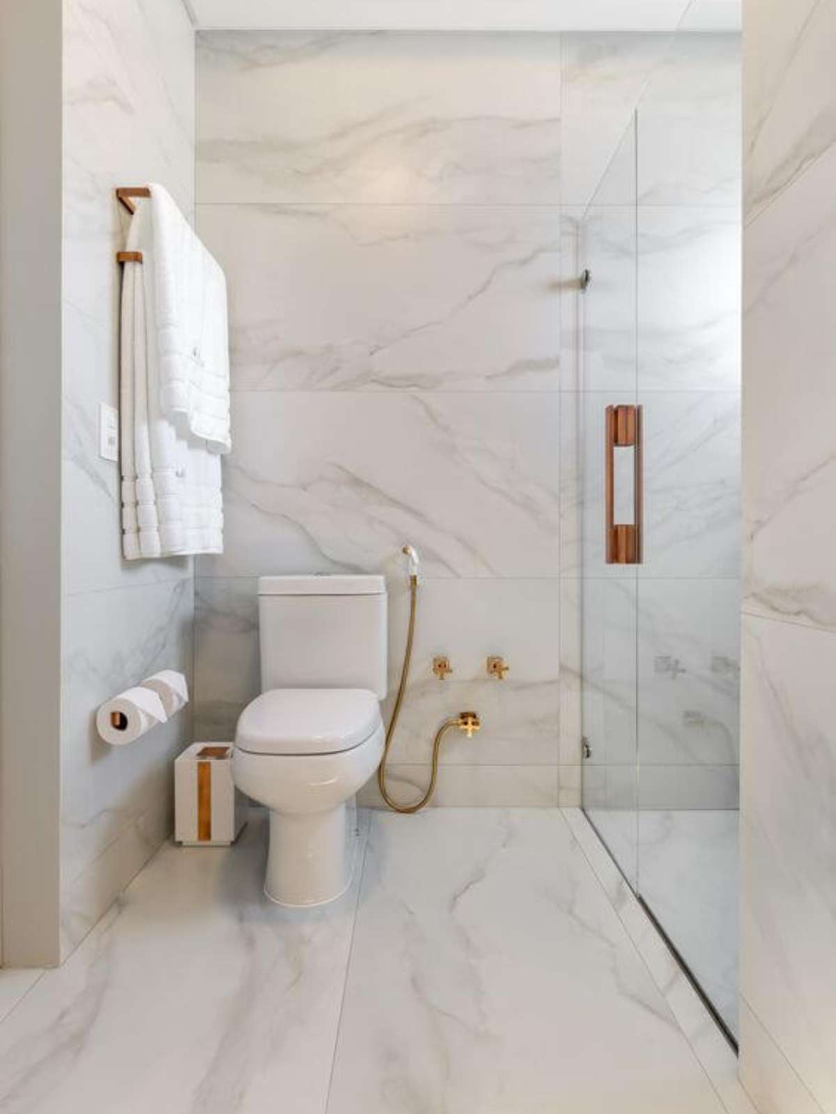 Porcelanato Acetinado vs. Polido: Qual o Melhor para Seu Banheiro Marmorizado?