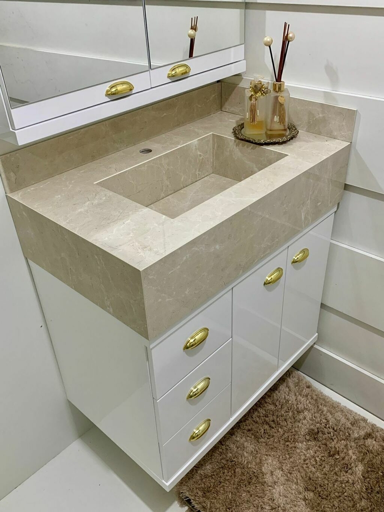 Porcelanato Acetinado vs. Polido: Qual o Melhor para Seu Banheiro Marmorizado?