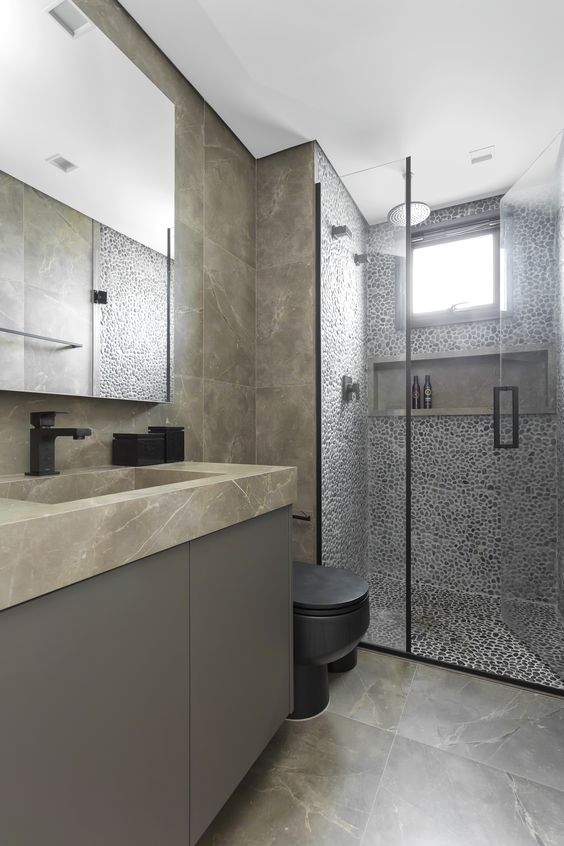 banheiro com seixos no caminho para o box