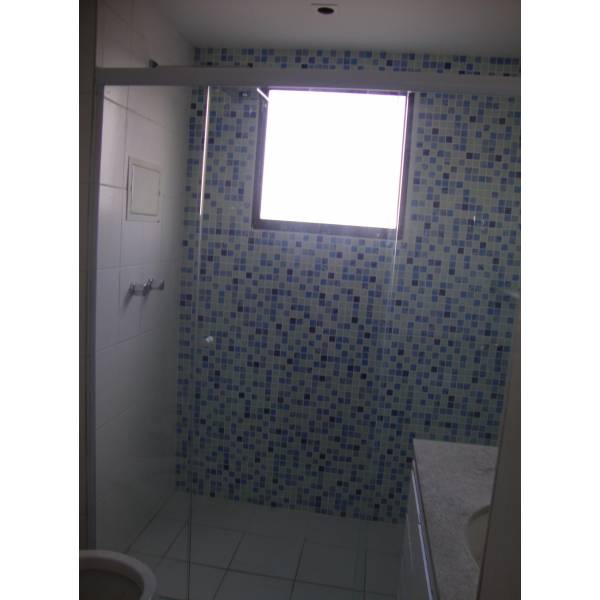 Guia Completo de Revestimentos Naturais para Seu Banheiro de Sítio