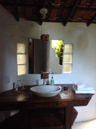 Guia Completo de Revestimentos Naturais para Seu Banheiro de Sítio