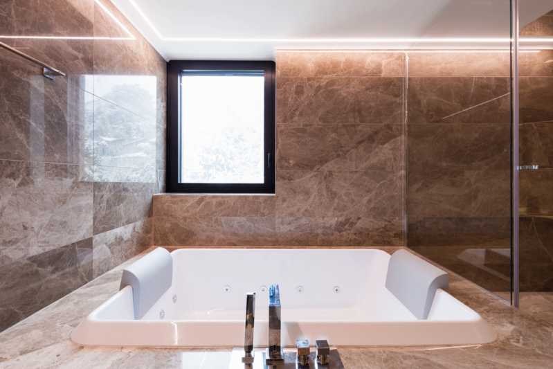 Mobiliário e Louças: Escolhas para um Banheiro Mediterrâneo Autêntico