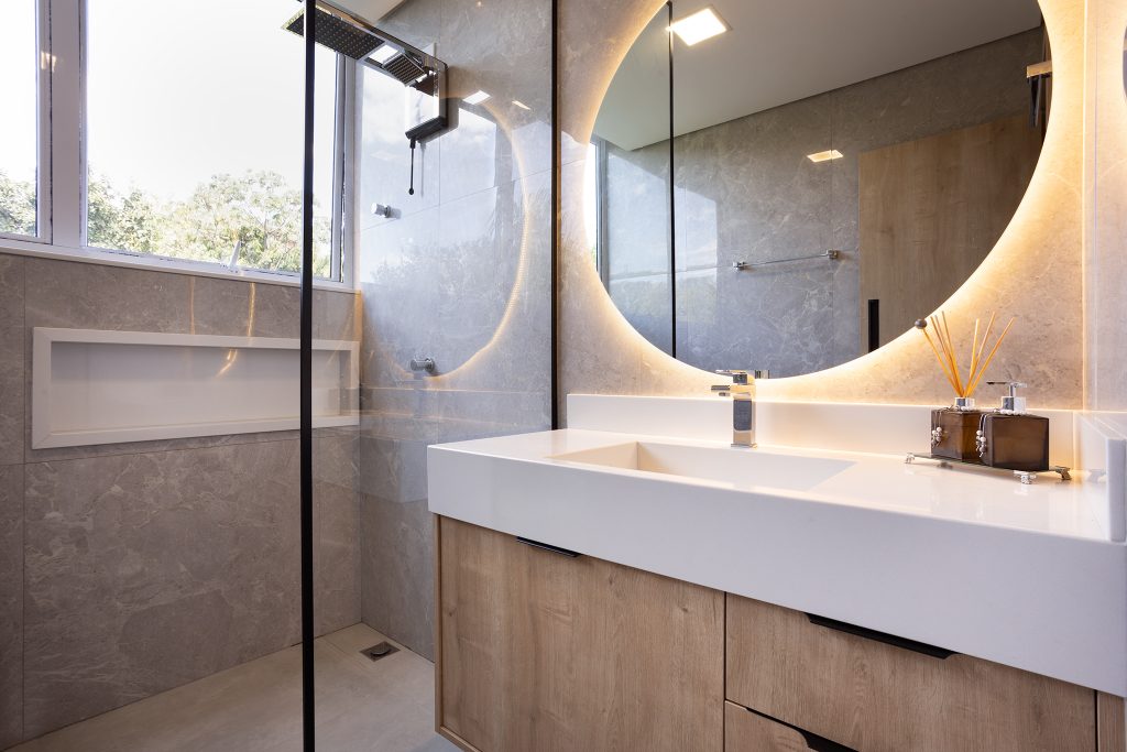 Painel Fixo de Vidro: A Solução Elegante para Substituir o Box Tradicional