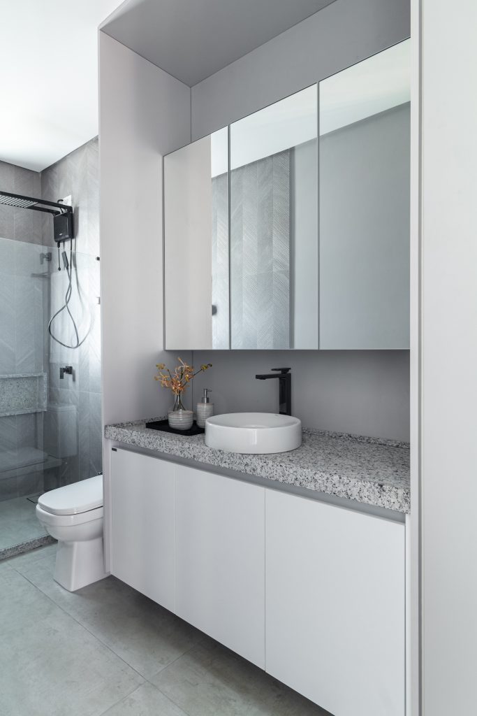 Dicas Essenciais de Iluminação e Box para Ampliar seu Banheiro Pequeno