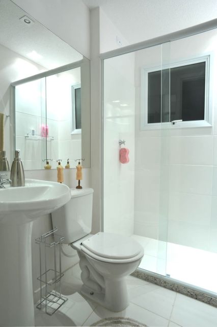 banheiro pequeno branco e cinza