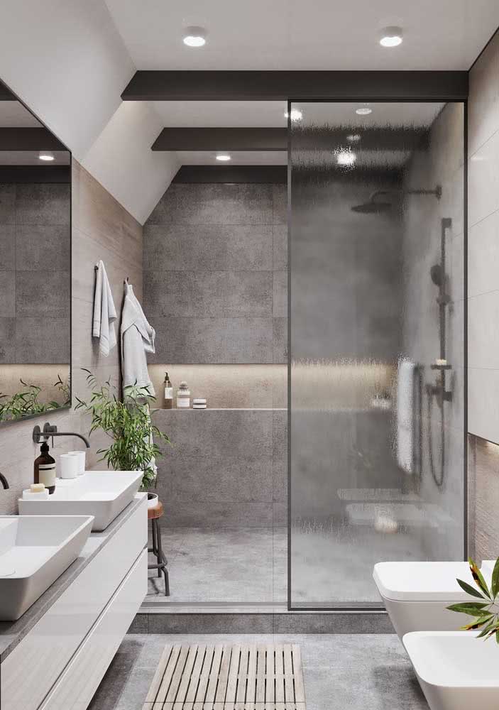 banheiro pequeno branco e cinza